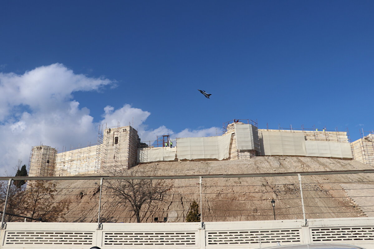 Yaklaşık yarım saat süren uçuşta F-16'ların Gaziantep Kalesi üzerinden geçişi izleyenleri duygulandırdı.