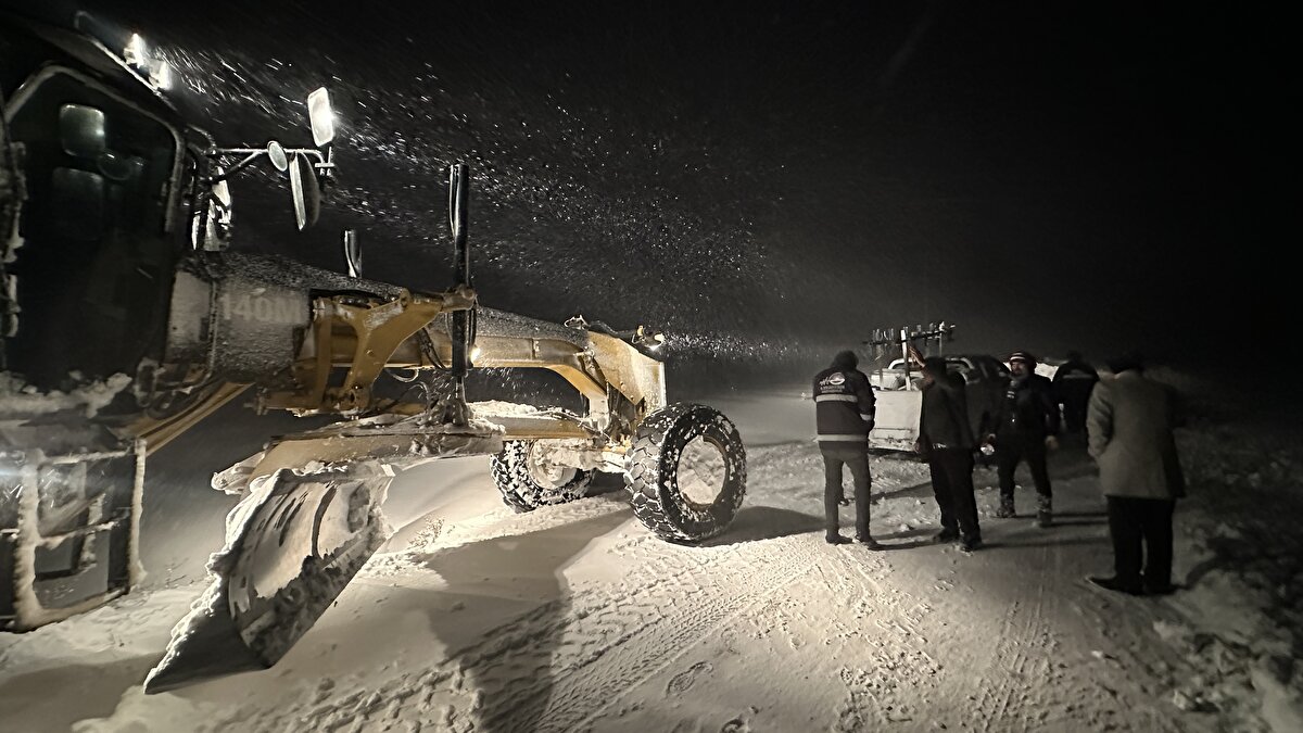 Muradiye ilçesinde elektrik arızasını gidermek için çalışma yapan Van Gölü Elektrik Dağıtım AŞ (VEDAŞ) ekipleri de Otlakbaşı Mahallesi yakınlarında mahsur kalınca belediye ekiplerince kurtarıldı.
