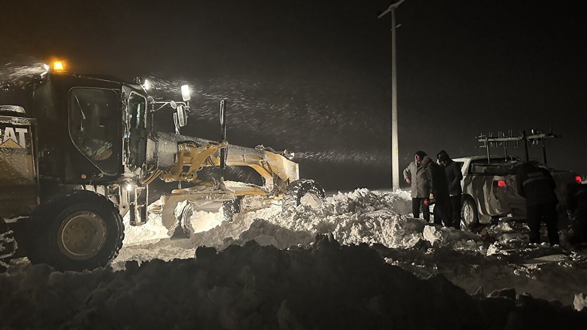 Hakkari İl Özel İdaresi'nden alınan bilgiye göre, kent genelinde kar ve tipi nedeniyle 32 yerleşim birimine ulaşım sağlanamıyor.