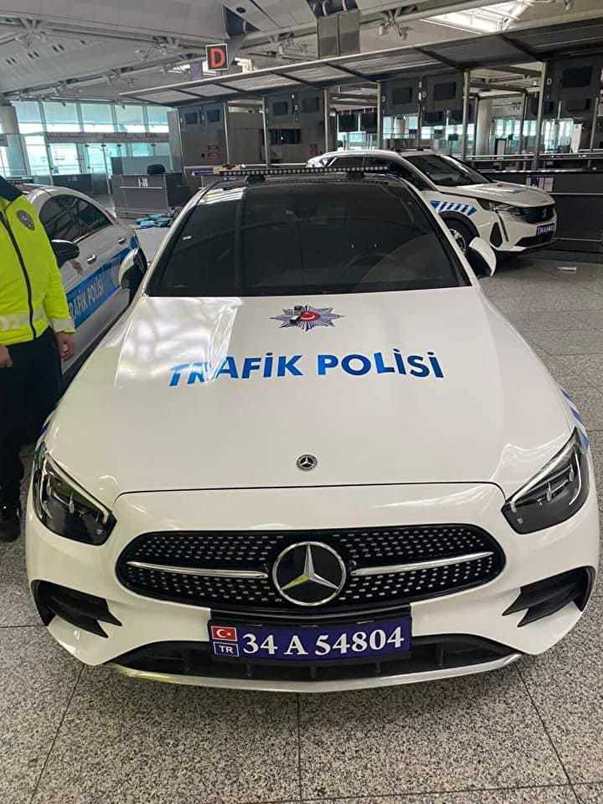 İstanbul Emniyet Müdürlüğü'nün organize suç örgütlerine karşı gerçekleştirdiği operasyonlarda ele geçirilen 23 lüks otomobil, emniyete verildi.