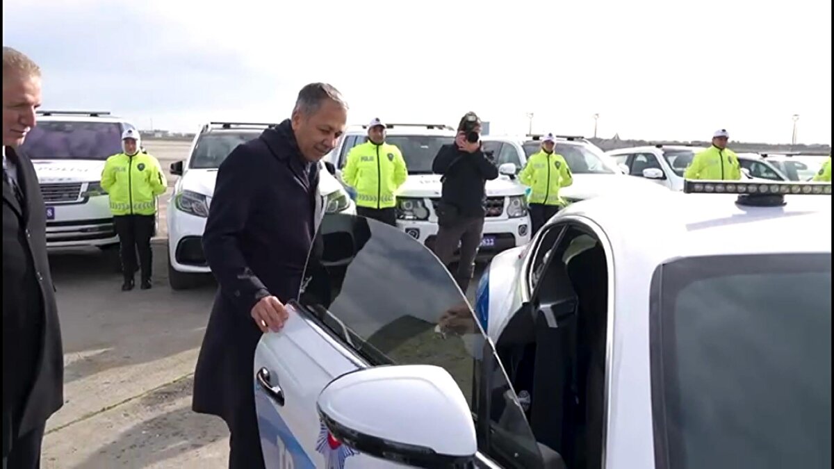 İçişleri Bakanı Ali Yerlikaya, "İstanbul Emniyet Müdürlüğümüzün organize suç örgütlerine karşı gerçekleştirdiği başarılı operasyonlar sonucu 23 araç ele geçirilmişti. Mahkeme kararınca da bu araçlar emniyetimize verildi" dedi.