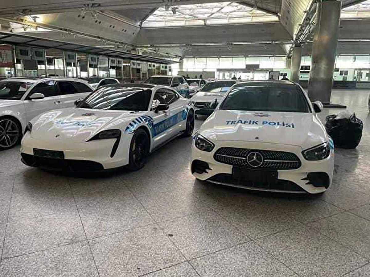 Lüks araçların arasında Ferrari 488 GTB, Bentley Continental GT, Land Rover, Porsche Taycan ve Audi, Volvo, Mercedes ve BMW'nin son modelleri yer alıyor.