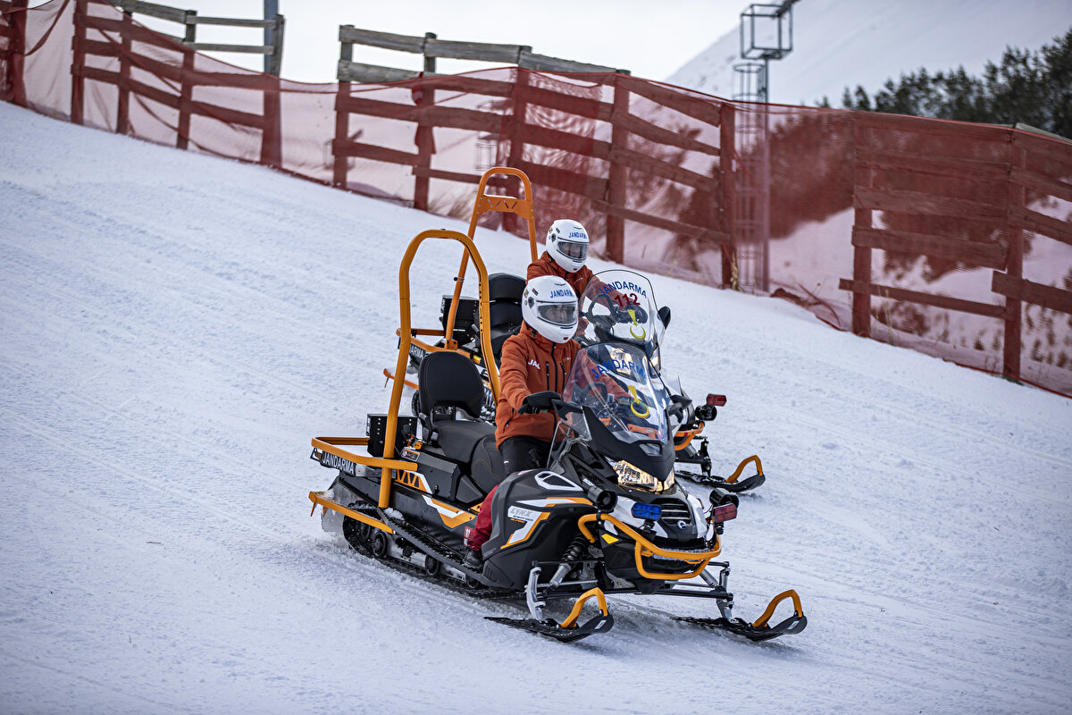 Kış aylarında yurt içi ve dışından gelen kayak tutkunlarının ilgi gösterdiği Palandöken Kayak Merkezi'nde, Erzurum İl Jandarma Komutanlığı JAK ve SAK ekipleri, görevlerini 24 saat esasına göre sürdürüyor.