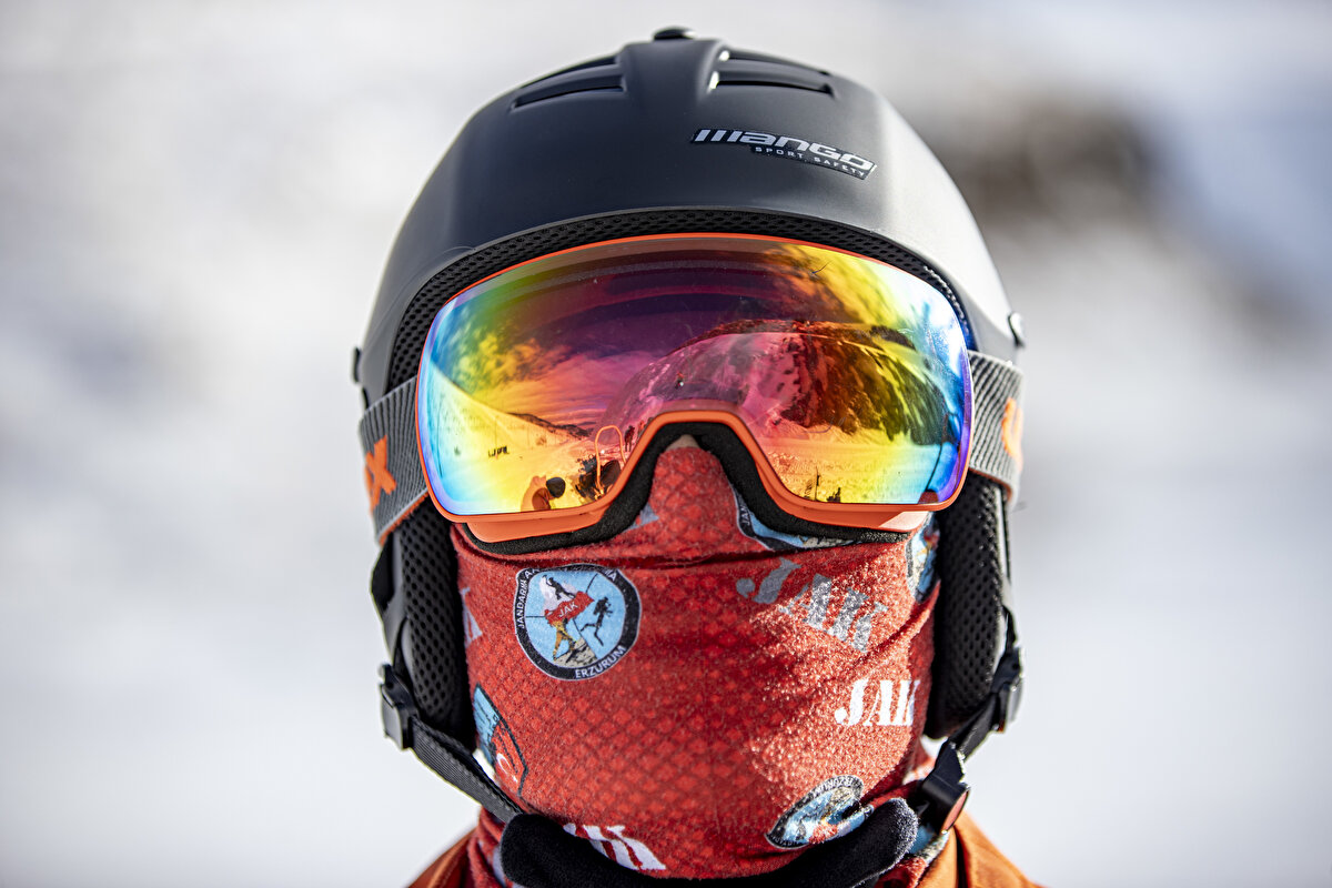 Palandöken'in 2 bin 250 rakımındaki karakolda gece gündüz hazır bulunan 12 kişilik JAK timi, kayak esnasında düşüp yaralanma, dağda mahsur kalma ve kayak merkezinde oluşabilecek birçok olumsuzluğa karşı görev yapıyor.