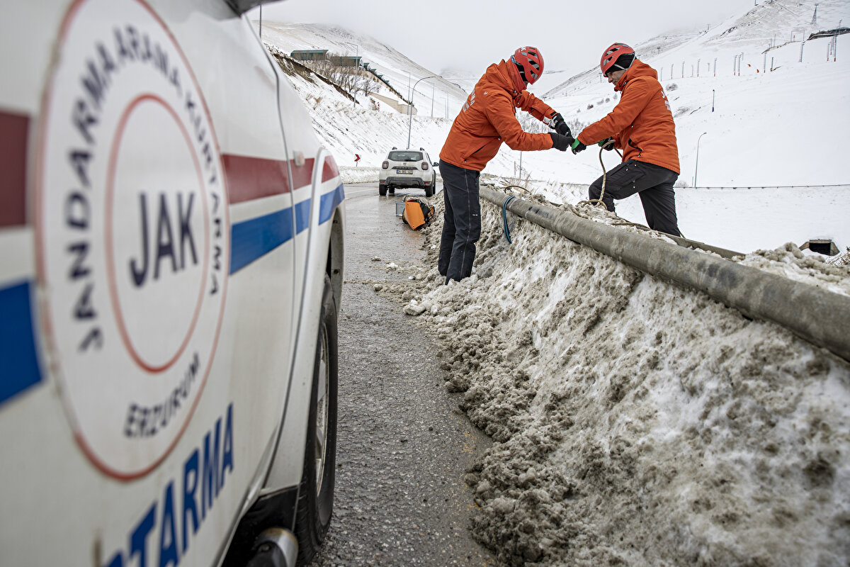 JAK ekipleri, senaryo gereği bir vatandaşın, kayak yaparken pistten çıkarak yaklaşık 30 metre aşağıdaki ormanlık alana düşüp yaralanması ihbarı üzerine harekete geçerek, kısa sürede modern araç ve ekipmanlarıyla olay yerine ulaştı.