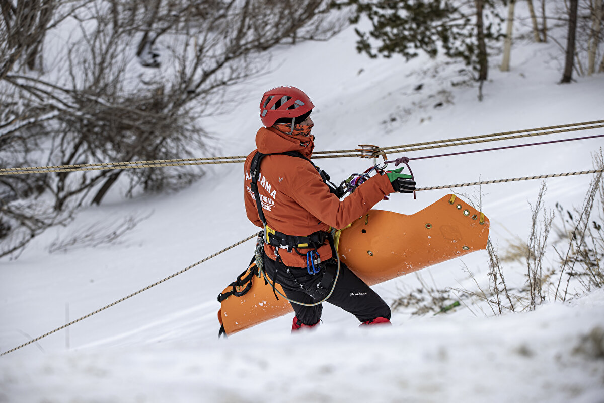 Ormanlık alana, yol kenarındaki bariyerlere halatlarla kurdukları sistemle inen ekipler, yaralıyı olay yerindeki ilk müdahalesinin ardından, sedyeyle düştüğü alandan kurtarıp, en yakın sağlık ekiplerine ulaştırdı.