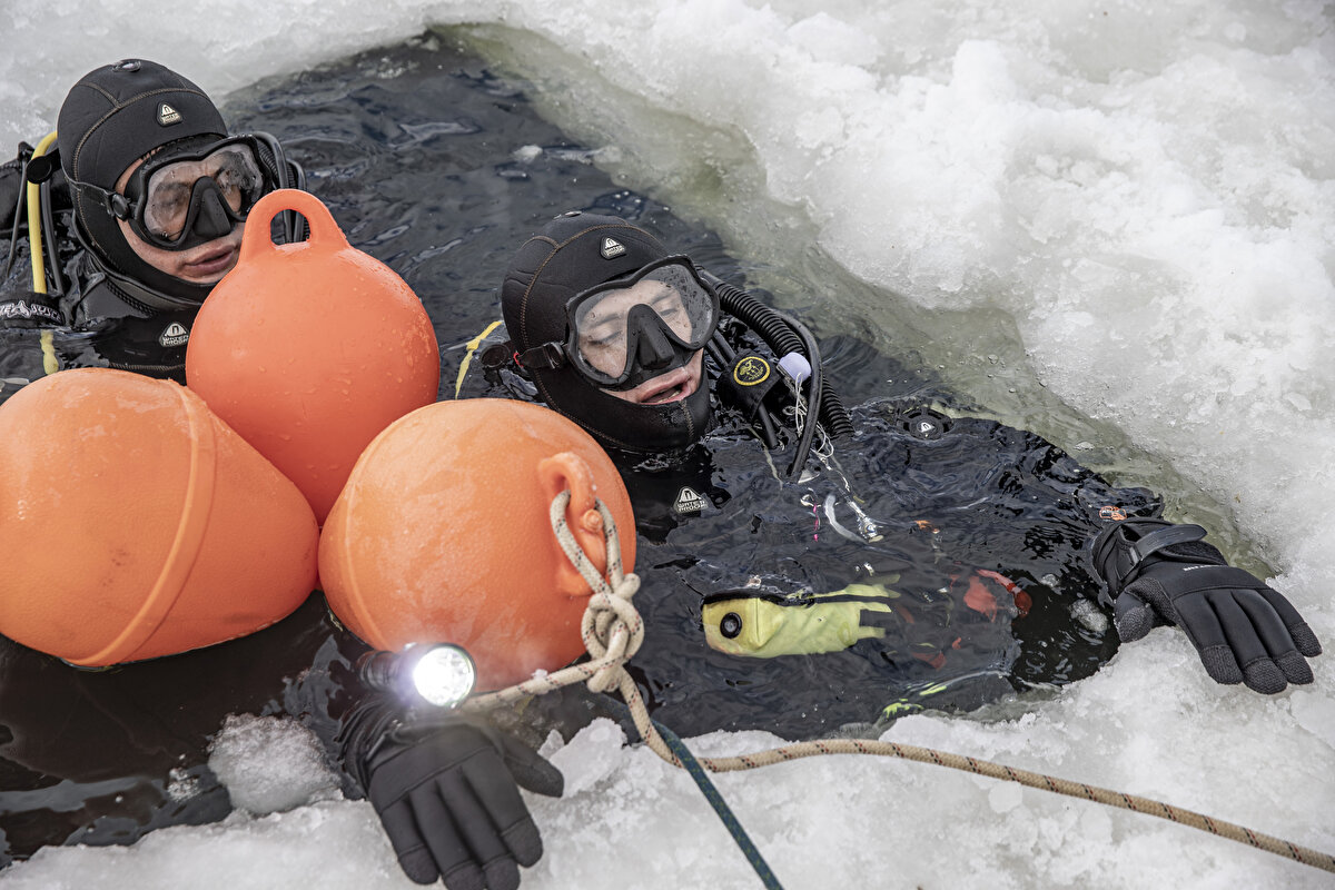 Tatbikatlarla performanslarını artıran tim, senaryo gereği 2 bin 500 rakımda kayak yaparken kontrolü kaybedip pistin kenarındaki doğal gölete düşen bir vatandaşın kurtarılmasına müdahale etti.