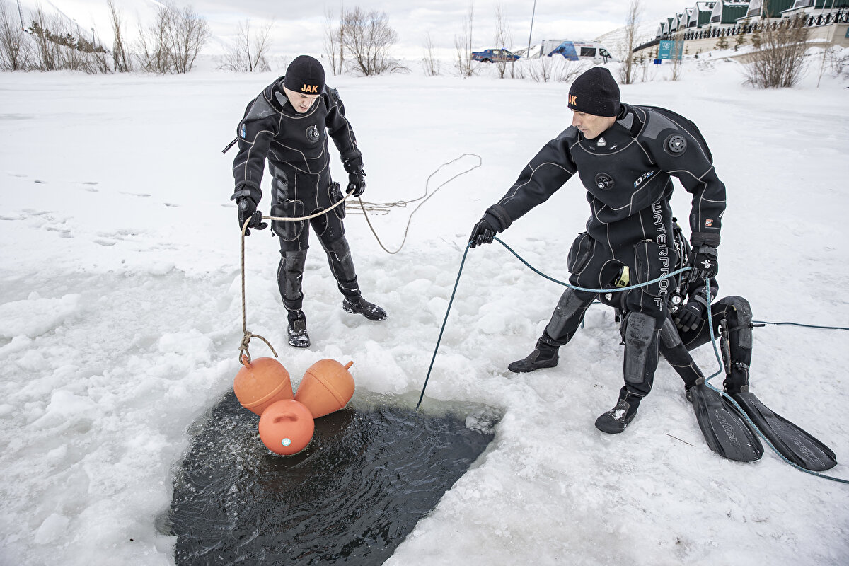 Kayakçının düştüğü bölgeye ulaşan 6 kişilik SAK timi, ağırlığı yaklaşık 30 kilogramı bulan teçhizatlarını kuşandıktan sonra derinliği 8 metreyi, alanı da 750 metrekareyi bulan gölete tüplü dalış yaptı.