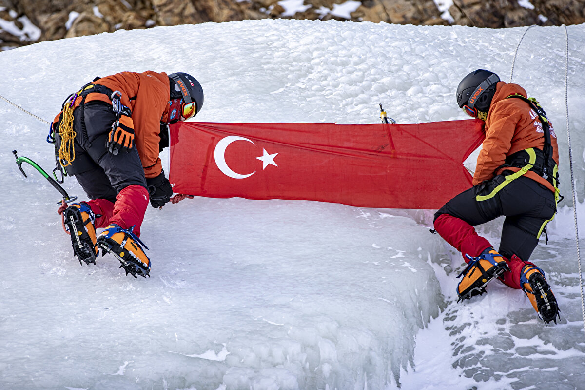 Zinde kalmak için devamlı eğitim yapan JAK timleri son olarak tırmanış yaptıkları 25 metre yükseklikteki yapay buz duvarının ortasına gelince Türk bayrağı açtı.