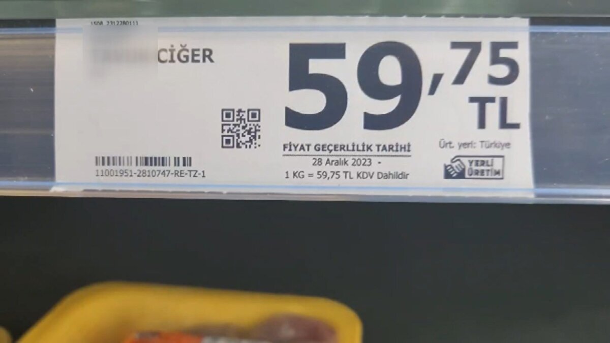 Tüketici Konfederasyonu Başkanı Aydın Ağaoğlu, "Asgari aracın açıklandığı günün akşamı yine etiketlerle oynandı. Geçmişte 'Dolar arttı, akaryakıt fiyatları yükseldi' derlerdi. Şimdi mazeretleri ne?" dedi.
