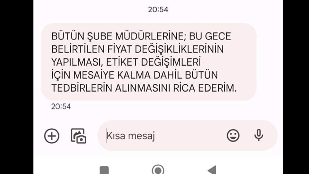 Bir marketin, çalışanlarına 27 Aralık akşamı attığı 'etiket değiştirme mesaisi' mesajı da tartışmalara neden oldu.