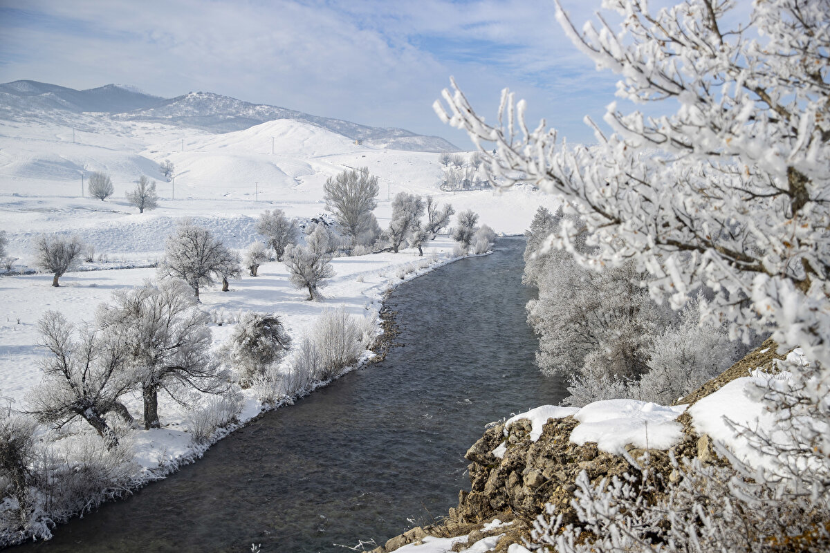 Munzur ve Mercan dağları arasında kurulu ilçede, bir süre önce etkili olan kar, yerini soğuk havaya bıraktı.