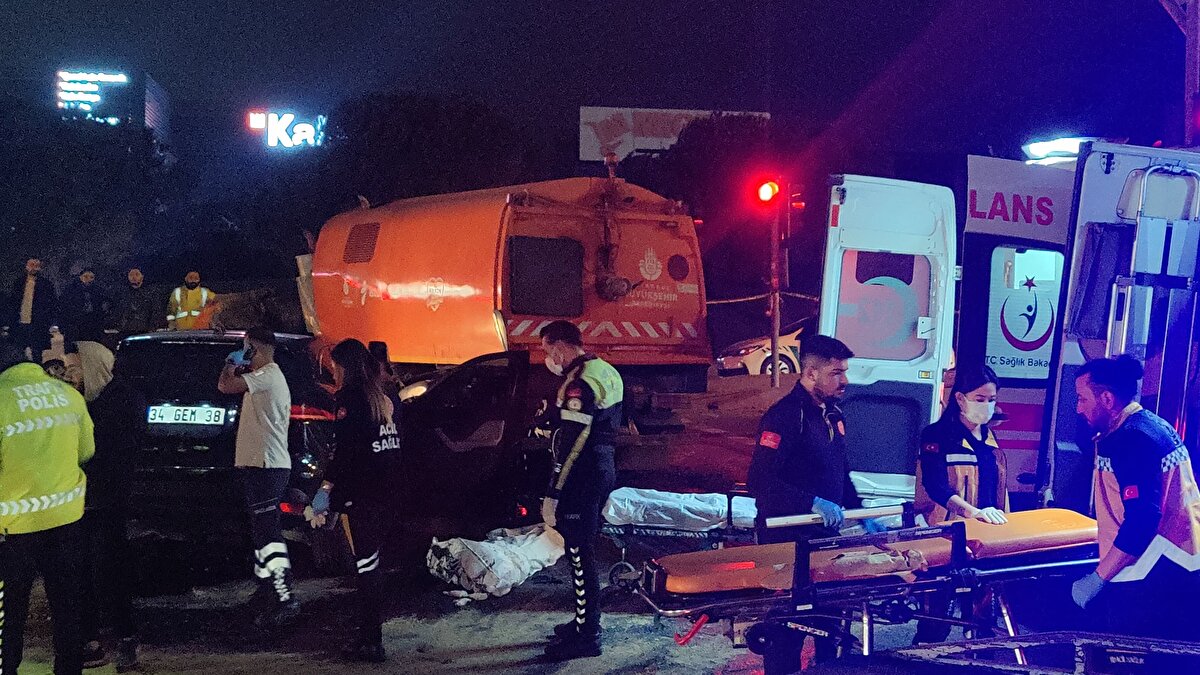 İtfaiye ekiplerinin bulundukları yerden çıkardığı yaralılar, sağlık ekiplerinin ilk müdahalesinin ardından hastaneye kaldırıldı.