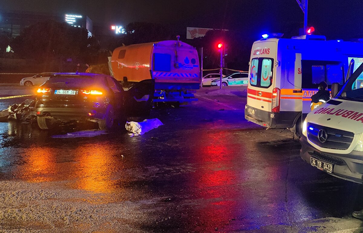 Çarpmanın etkisiyle İSTAÇ aracı sürücü kısmından öne doğru kırılırken, sürücüsü de yaralandı.