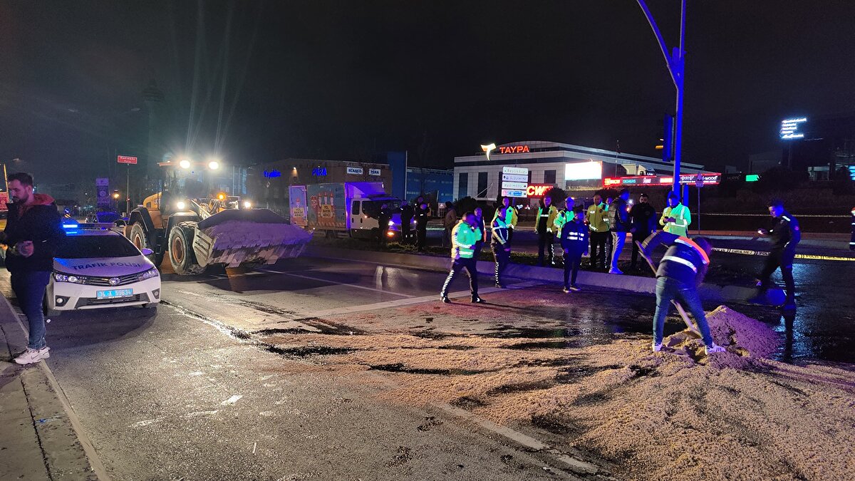 Kazaya karışan araçlar çekici yardımıyla kaldırılırken, belediye ekipleri yol üzerinde temizlik çalışması yaptı.