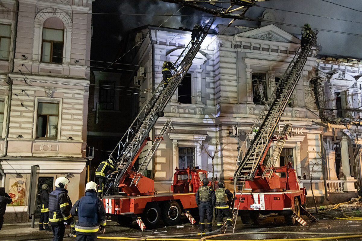 SOBES Sosyal Yardım ofisi ve 'Kharkiv Palace' Oteli başta olmak üzere çok katlı binalar, bir dükkan ve bazı binalar hasar gördü.