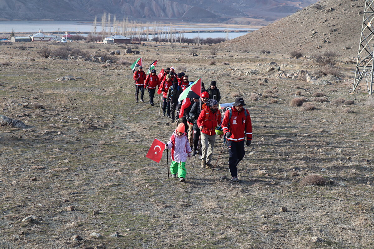 Iğdır Sivil Arama-Kurtarma ve Uluslararası İnsani Yardım Derneği (İSAK), Iğdır Milli Eğitim Arama-Kurtarma (MEB-AKUB), Kamp Dağcılık ve Treking (Iğdır Kamp) ile Zirve Kuzey-Doğu Dağcılık ve Arama-Kurtarma Derneği üyesi dağcılar, İsrail’in Gazze'de gerçekleştirdiği saldırılar ve Pençe-Kilit Harekatı bölgesinde teröristlerle çıkan çatışmada 12 askerin şehit edilmesi nedeniyle protesto yürüyüşü ve tırmanışı düzenledi.