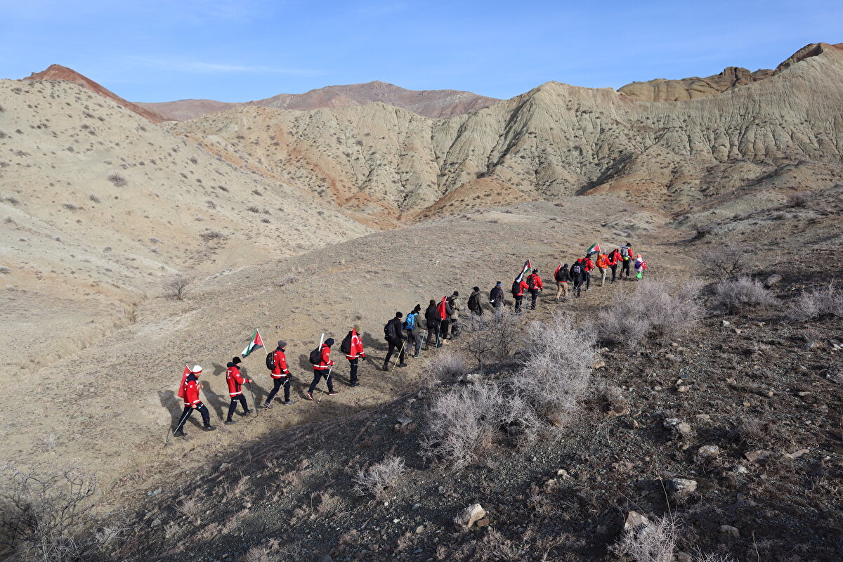Ellerinde Türk ve Filistin bayraklarıyla Filistin halk oyunu "dabke" dansı yapan dağcılar, "Şehitler ölmez vatan bölünmez", "Ölümle dans edenleri yenemezsiniz" sloganı attı.