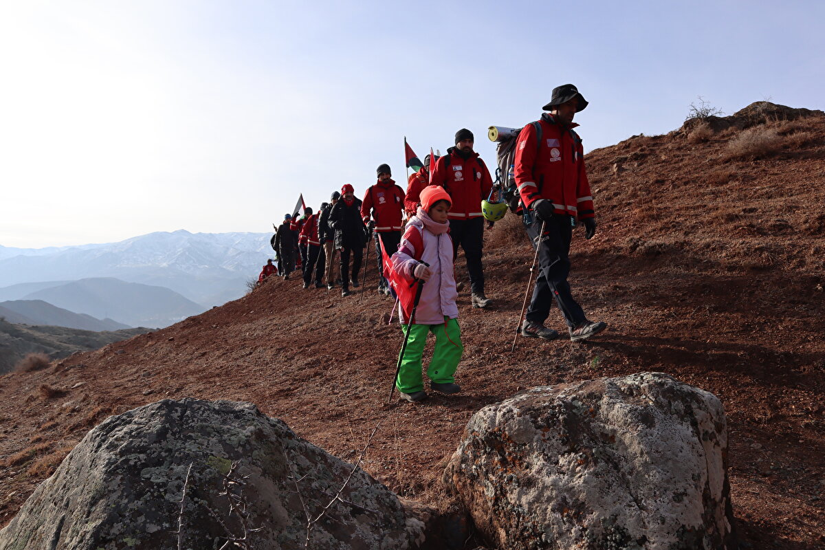 Yaklaşık 4 saatin ardından zirveye ulaşan dağcılar, İstiklal Marşı okuyarak şehitleri andı.
