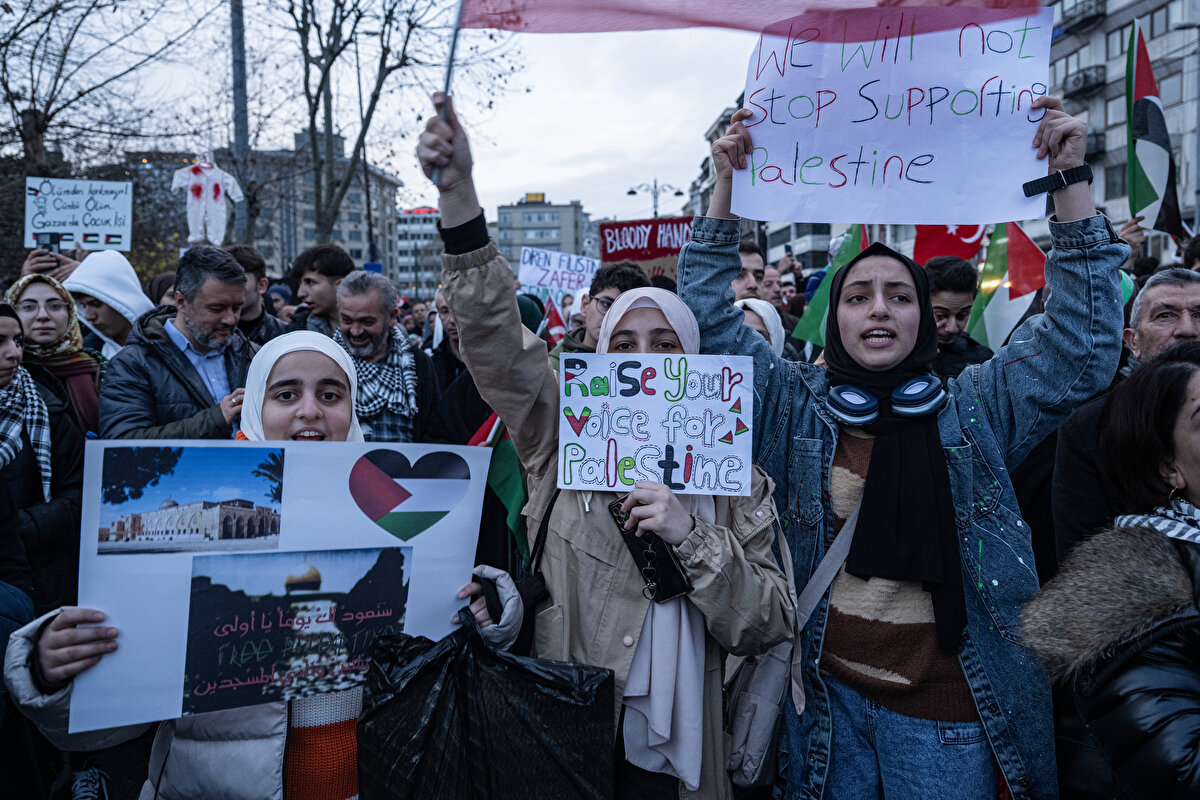 Türkçe, Arapça ve İngilizce yazılı dövizler taşıyan grup, sık sık tekbir getirdi.