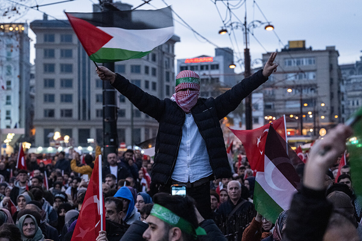 Ayasofya-i Kebir Cami-i Şerifi, Eminönü Yeni Camii, Sultanahmet Camii ve Süleymaniye Camisi'nde sabah namazının kılınmasının ardından katılımcılar cami önlerindeki alanlarda toplandı.
