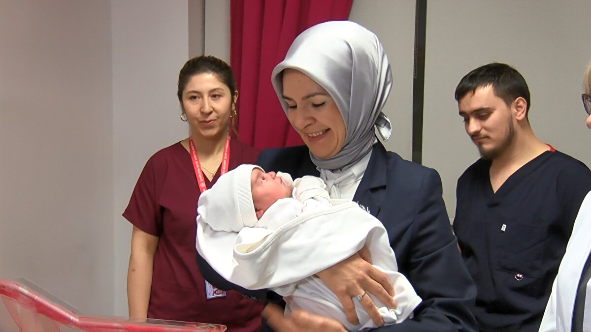 Ankara’da, 2024'ün ilk bebekleri ‘Beril Ece' ile ‘Hatice Kübra’ oldu. Aile ve Sosyal Hizmetler Bakanı Mahinur Özdemir Göktaş, doğum yapan anneleri ziyaret edip, altın hediye etti.