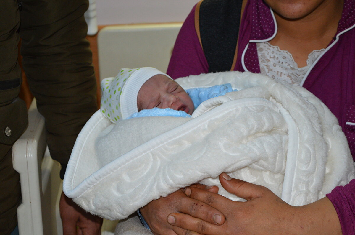 Mardin’de yeni yılın ilk dakikalarında Muhammet Hüseyin bebek dünyaya geldi. 