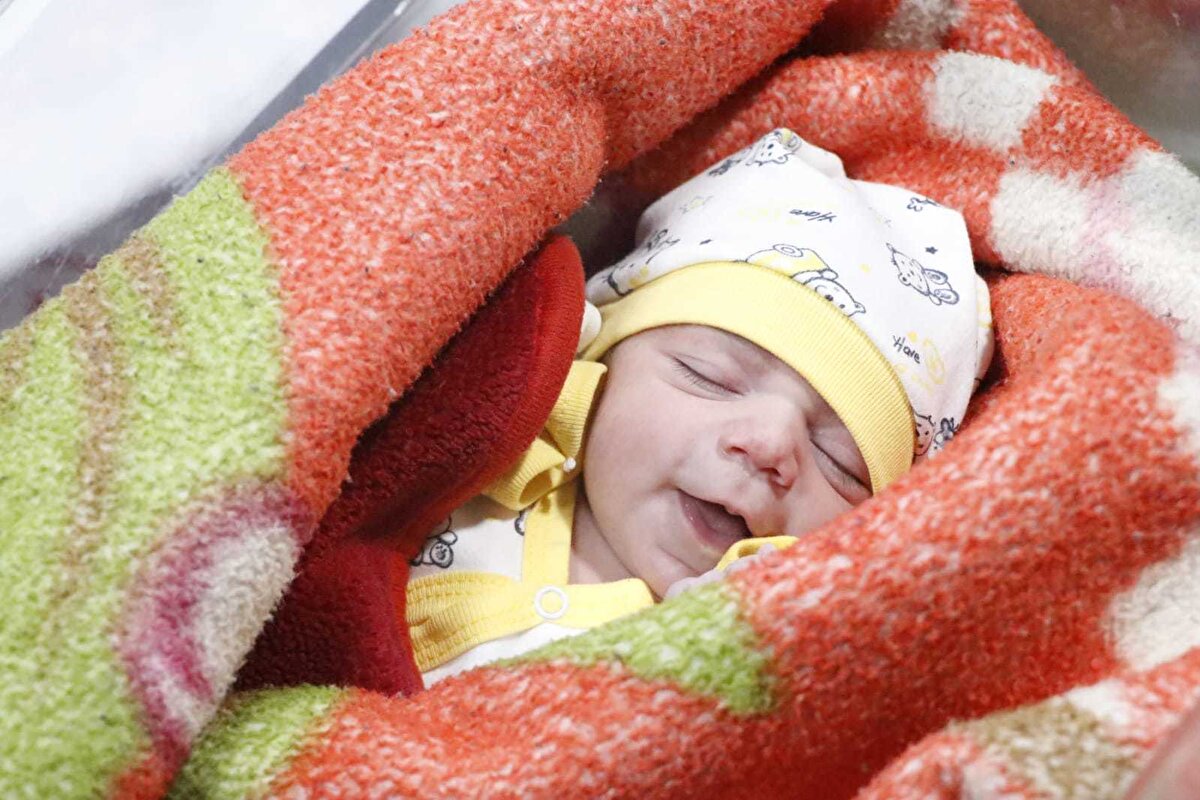 Diyarbakır’da yeni yılın ilk bebeklerinden Lina dünyaya gözlerini açtı.