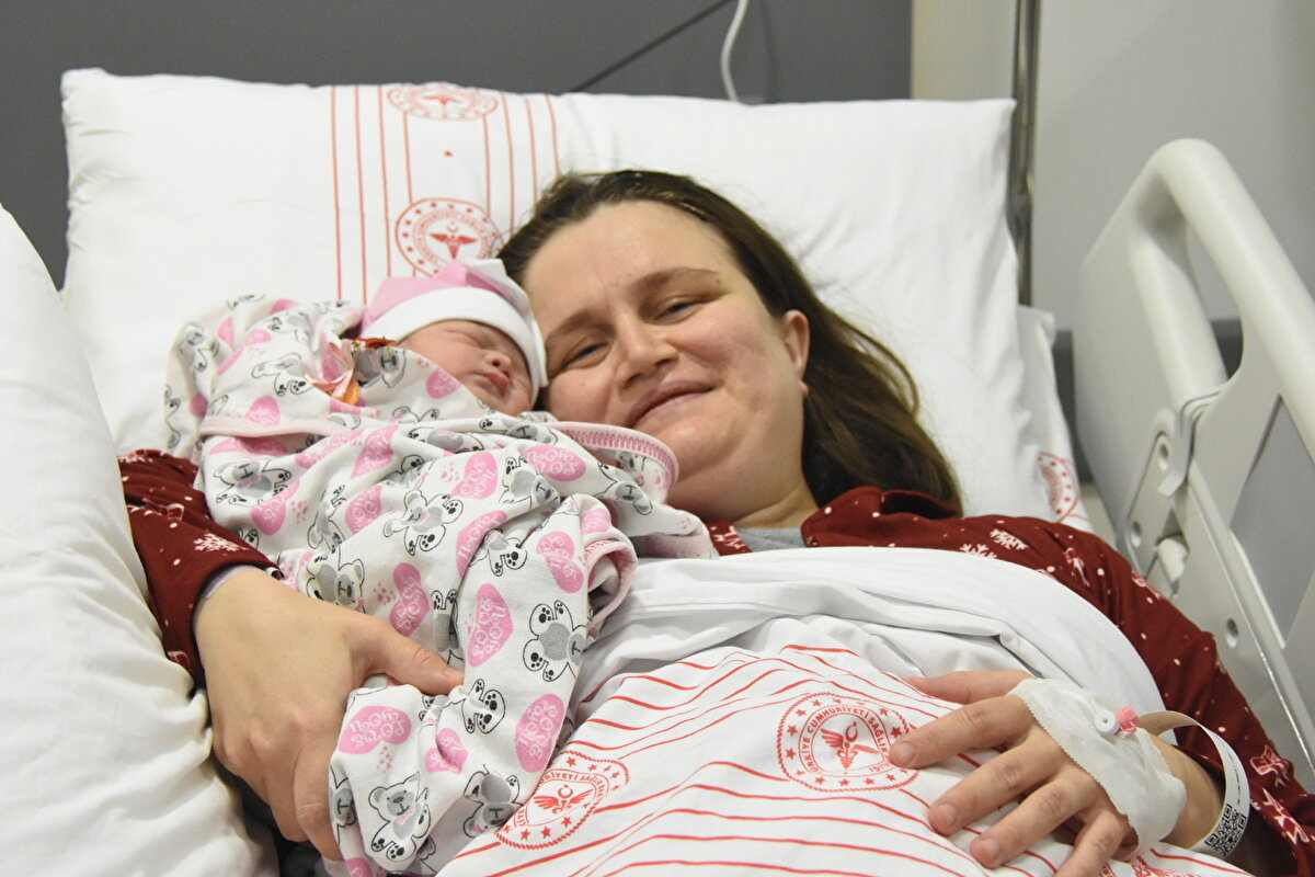 İzmir’de, yeni yılın ilk bebeği Sultaniye ve Uğur Güleç çiftinin çocukları ‘Yüsra’ oldu.