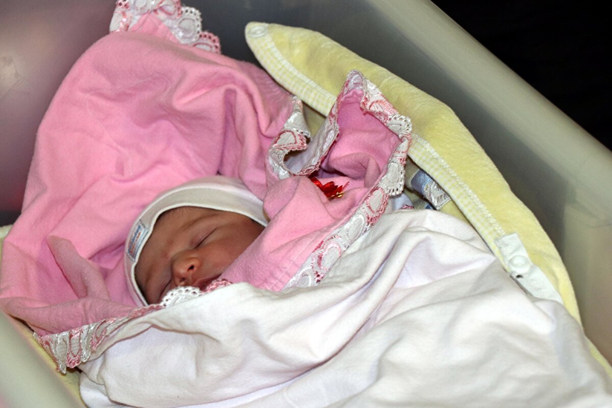 Kayseri'de, 2024 yılının ilk bebeği Ceylin, saat 00.02'de doğdu.