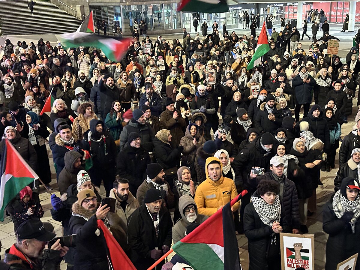 İsveç ve ABD'nin İsrail'e verdiği desteğe tepki gösteren protestocular, iki ülkenin, İsrail'in işlediği savaş suçlarına ortak olduğunu savundu.