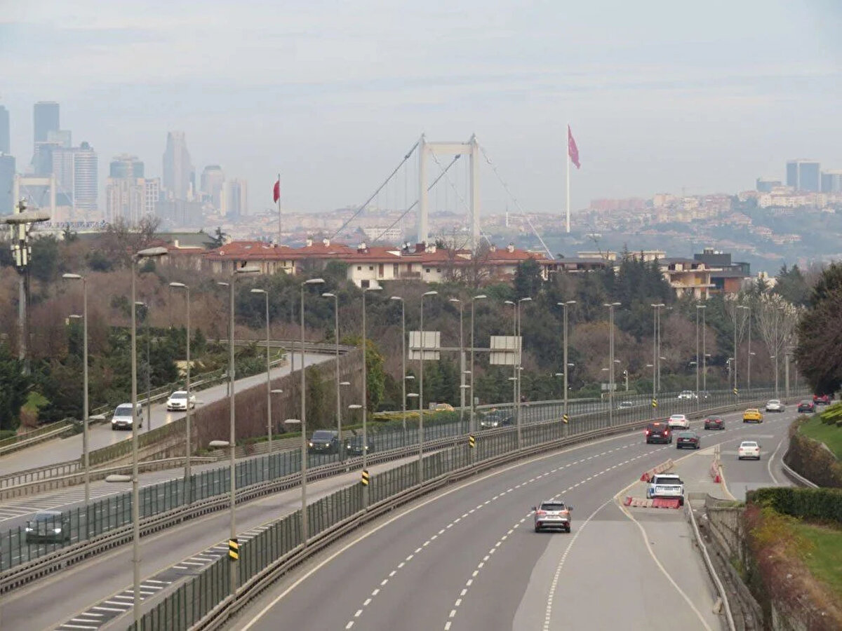 İstanbul'da yeni yılın ilk gününde otoyollar, sokaklar ve caddeler ile metro, metrobüs ve otobüs duraklarının yoğunluk gözlenmedi.