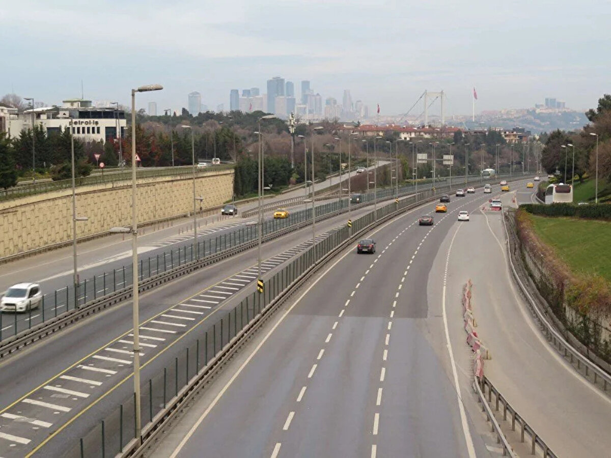 2024 yılının ilk gününde İstanbul'da yolların boş olduğu görüldü.