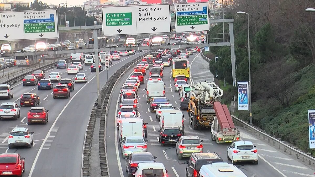 D-100 Karayolu'nda araçlar zaman zaman ilerlemekte zorlandı.