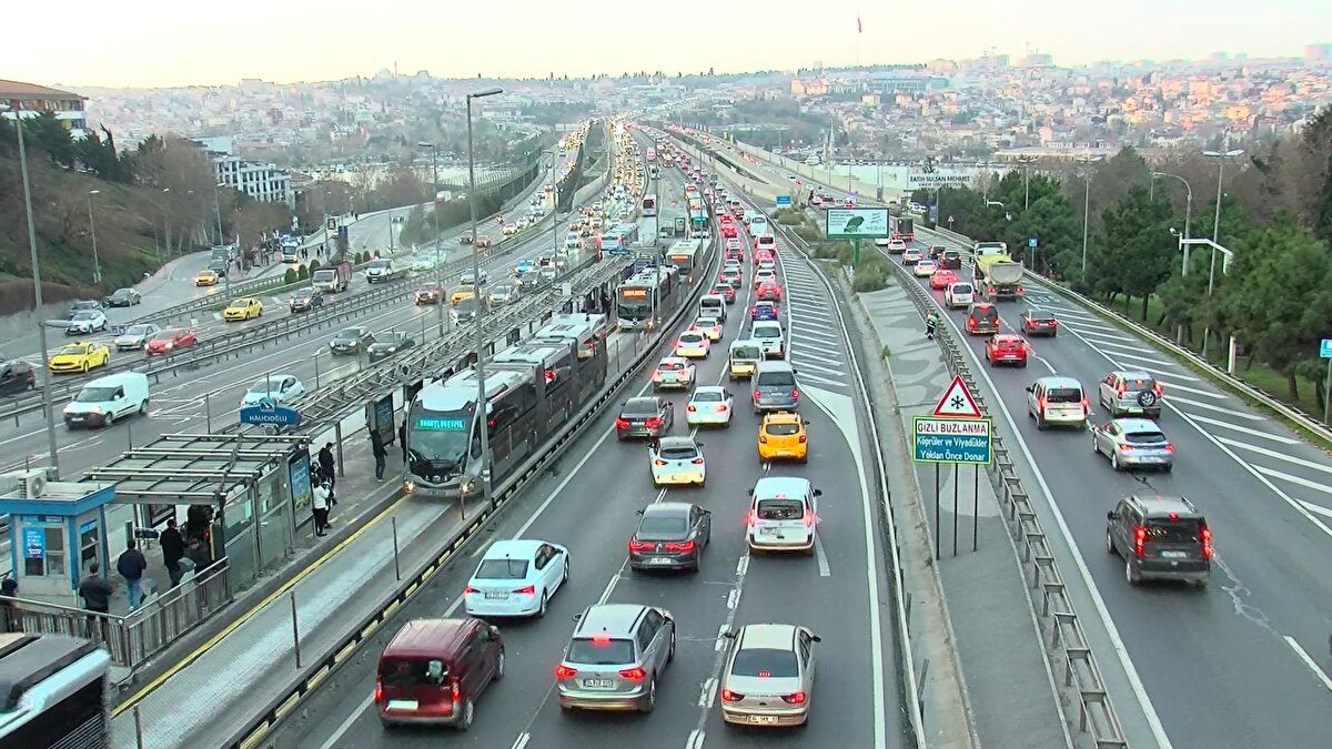   İş ve okuluna metrobüsle gitmek isteyenler de duraklarda yoğunluk oluşturdu.