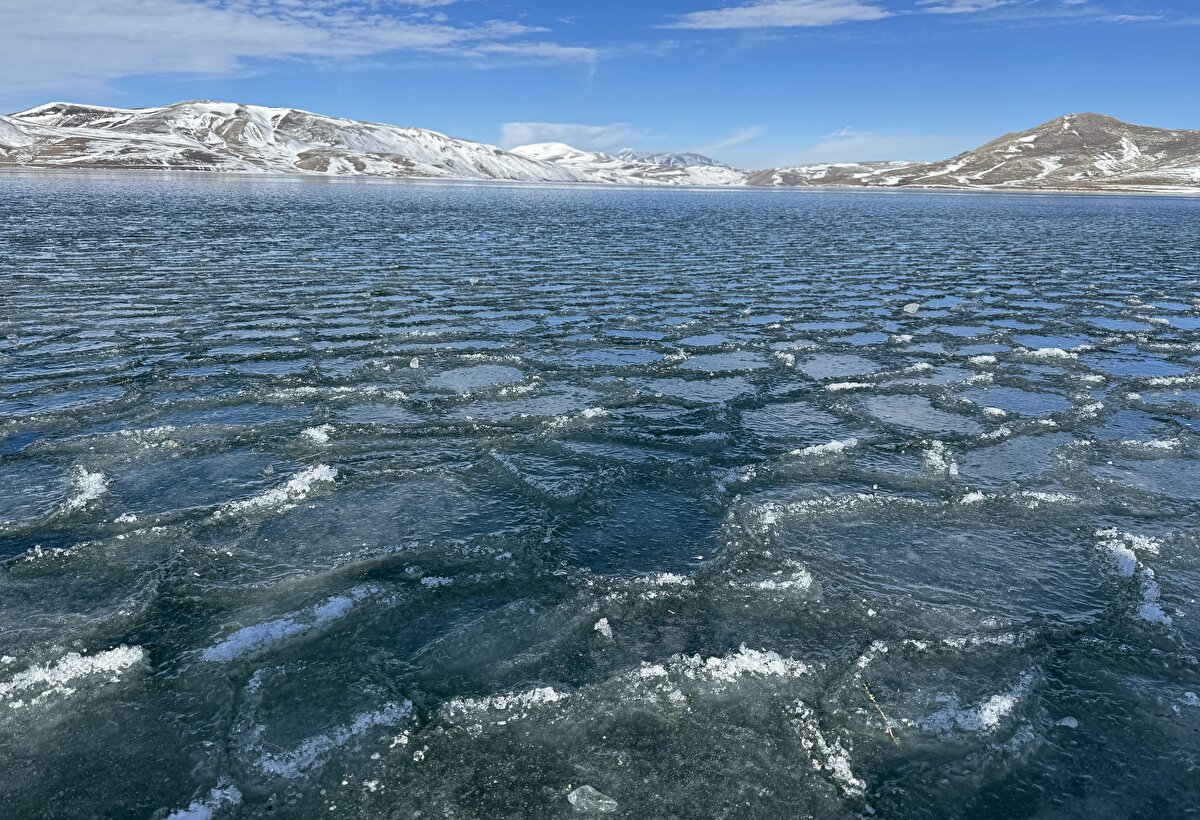 Yaz aylarında kamp ve piknik yapmak isteyenlerin tercih ettiği göl, bugünlerde dondurucu soğukların etkisiyle buzla kaplandı.