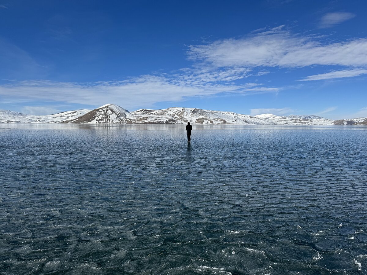 Taşlıçay Belediye Başkanı İsmet Taşdemir, gölde yaz ve kış festivalleri düzenlediklerini söyleyerek fotoğraf tutkunlarını beklediklerini söyledi.