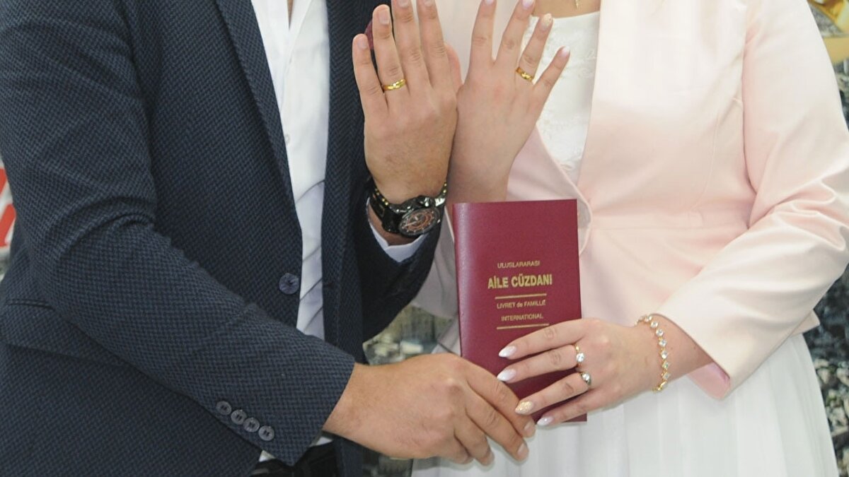 Komisyona gelen dilekçeler arasında ilginç talepler de yer aldı.<br><br>Konya'da yaşayan M.E. isimli erkek, Komisyona başvurarak, evlilikte 25 yılını tamamlayan kadınların emekli olabilmesine imkan sağlanmasını talep etti.<br>TBMM Dilekçe Komisyonu Başkanlık Divanının incelemesi sonucunda dilekçeye verilen yanıtta, söz konusu talep için Sosyal Sigortalar ve Genel Sağlık Sigortası Kanunu’nda değişiklik veya bazı alanlarda yeni yasal düzenlemeler yapılması gerektiği belirtilerek, "3071 sayılı Dilekçe Hakkının Kullanılmasına Dair Kanun ile TBMM İçtüzüğü'nün 116'ncı maddesi uyarınca dilekçe hakkında Komisyonumuzca başka bir işlem yapılamayacağına karar verildi." ifadesi kullanıldı.