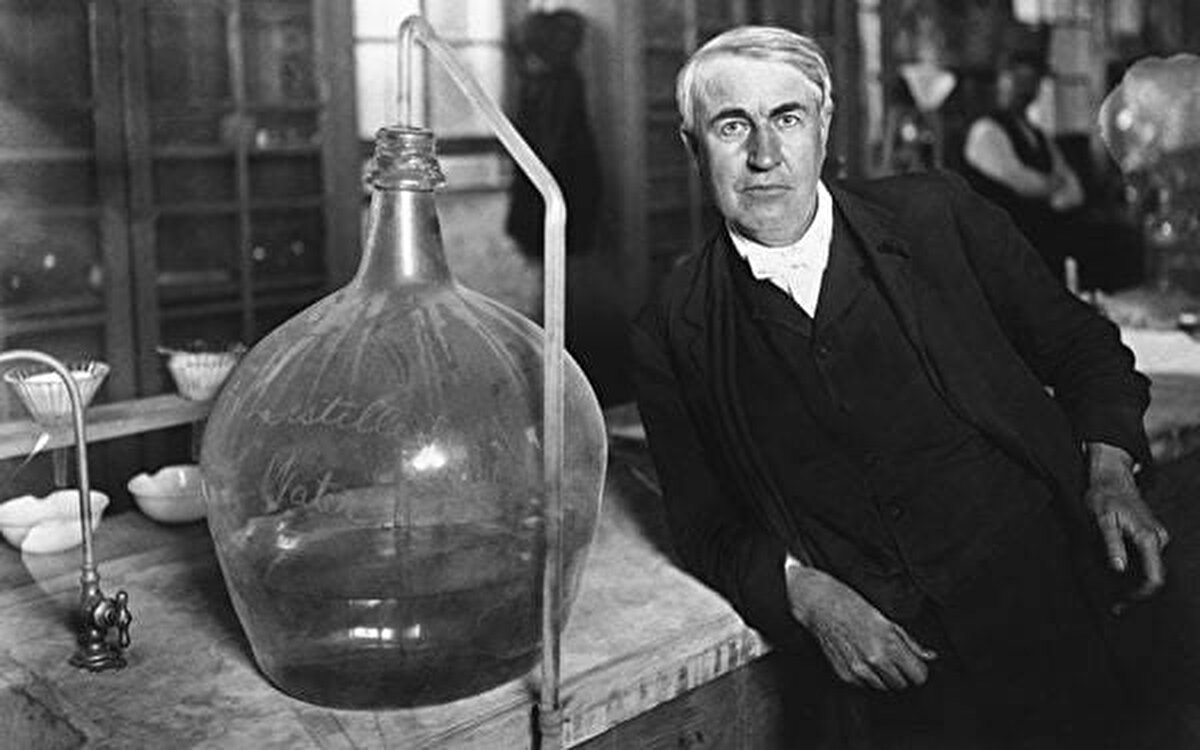 Bir vatandaş çeşitli bakanlıklar tarafından 1920-1929 yılları arasında çıkarılan bazı yönetmeliklerin Latin alfabesine çevrilmiş halini talep ederken ülkede yaşayan mucit insanların tespit edilmesi için birimler oluşturularak tespit edilen faydalı icatların kamu yararı için kullanılmasının sağlanması talebi de başvurular arasında yer aldı.