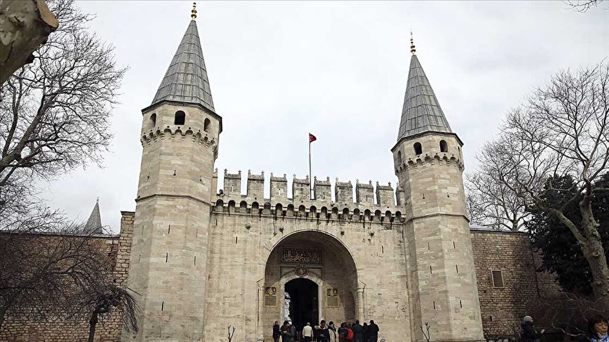 En çok ziyaret edilen yapıtlardan Topkapı Sarayı 2023'te 3 milyon 474 bin 760 kişiyi ağırlarken Dolmabahçe Sarayı'na 1 milyon 421 bin 55 turist geldi.