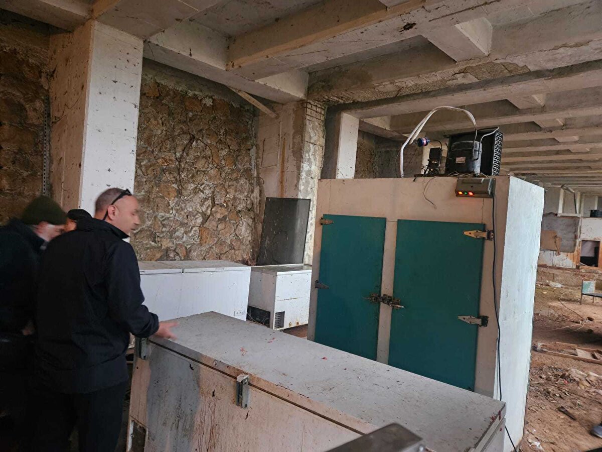 Osmangazi ilçesi Çekirge Mahallesi Uludağyolu Caddesi üzerindeki bir sitenin altındaki otopark alanında, kaçak et kesimi yapıldığı ve depolandığı ihbarı üzerine Osmangazi Belediyesi Zabıta Müdürlüğü ekipleri, adrese gitti. 