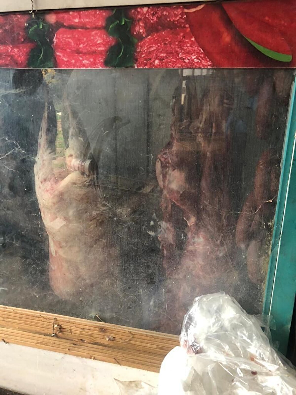 Binanın girişindeki alanın mezbahaya dönüştürüldüğü tespit edildi. 