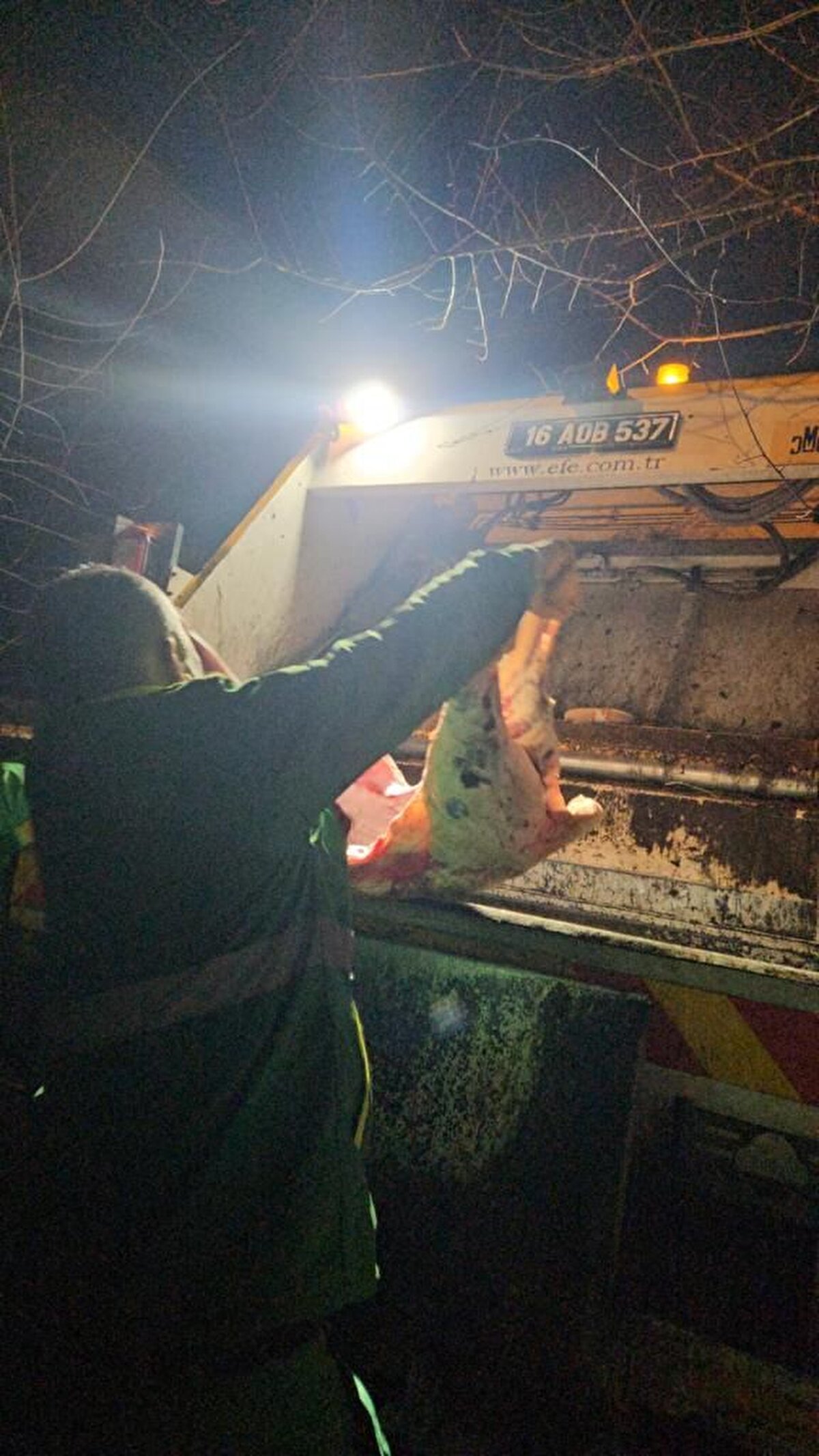 İnsan sağlığına ve tüketime uygun olmayacak şekilde kesimi ve depolaması yapılan 1,5 ton et, olay yerine getirilen çöp kamyonlarında imha edildi.