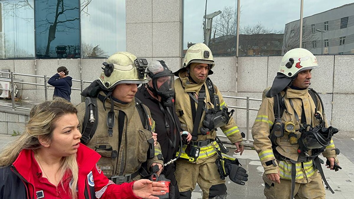 Bayrampaşa Belediyesinin arşiv bölümünde çıkan yangına itfaiye ekiplerince müdahale edildi.