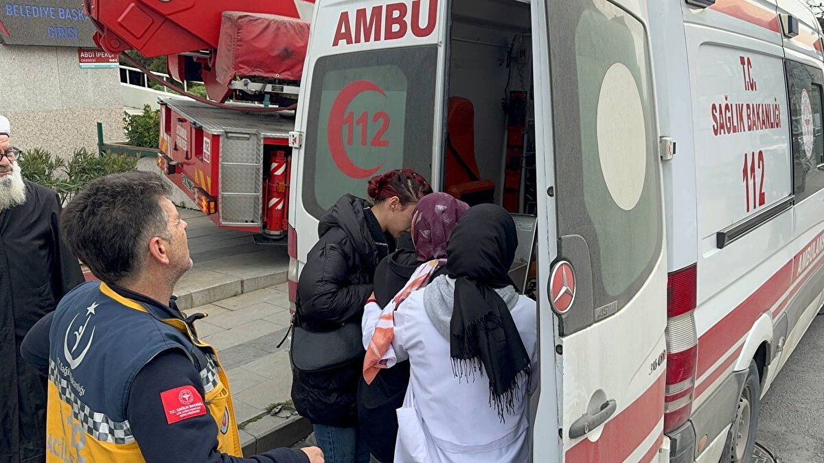 Sağlık ekiplerince dumandan etkilenen bazı kişilere ambulansta, diğerlerine ise olay yerinde müdahale edildi. Ardından arşiv bölümünde çıkan yangın itfaiye ekiplerince söndürüldü.