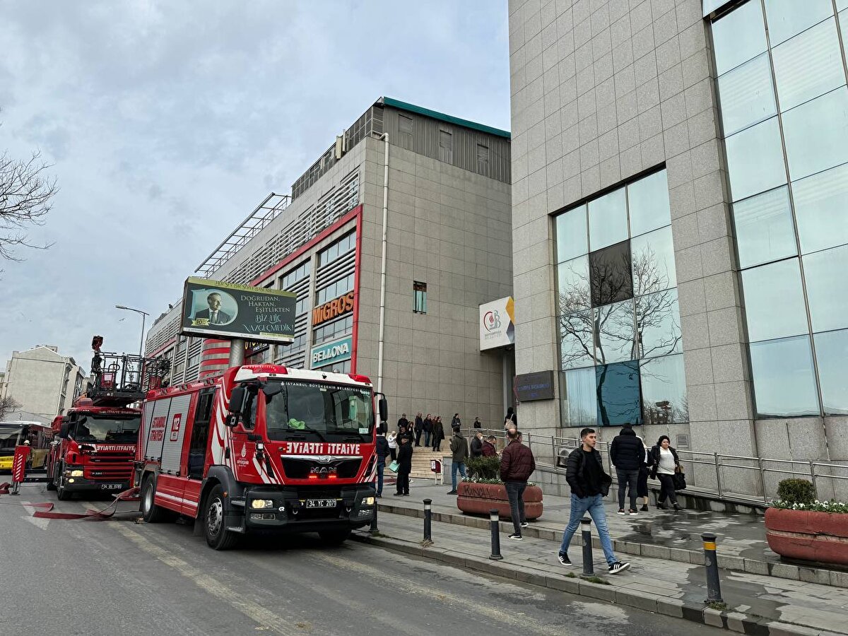 İtfaiye ekipleri yangını söndürmek için çalışma yaparken, binadakiler tahliye edildi.