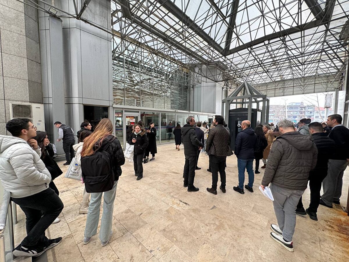 Yenidoğan Mahallesi Abdi İpekçi Caddesi'nde, belediyeye ait binanın ikinci katındaki arşiv bölümünde henüz belirlenemeyen nedenle yangın çıktı.