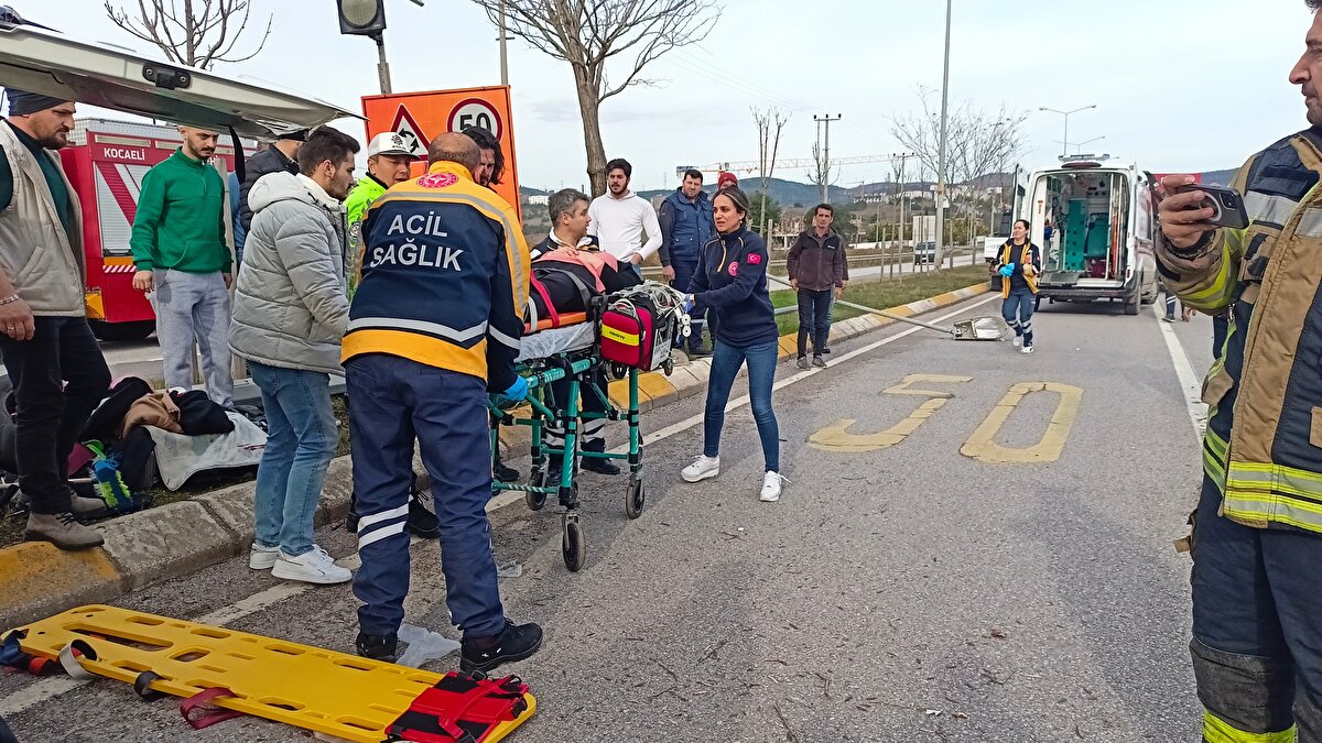 Yoldan geçen diğer sürücüler, 112 Acil Çağrı Merkezi’ne bildirdi. İhbar üzerine kaza yerine itfaiye, sağlık ve polis ekibi sevk edildi.