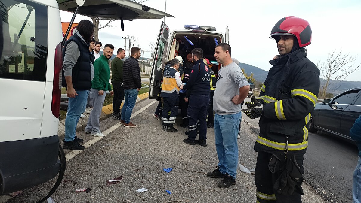 Sağlık ekipleri, kalbi duran Turgay Mert’e ise araç içinde dakikalarca kalp masajı yaptı.