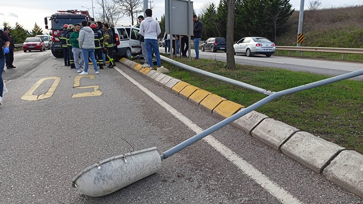 Direksiyon başında fenalaşan Turgay Mert’in kontrolünü yitirdiği 54 ABJ 852 plakalı hafif ticari araç, önce Elektronik Denetleme Sistemi (EDS) direğine, ardından da aydınlatma direğine çarptı.